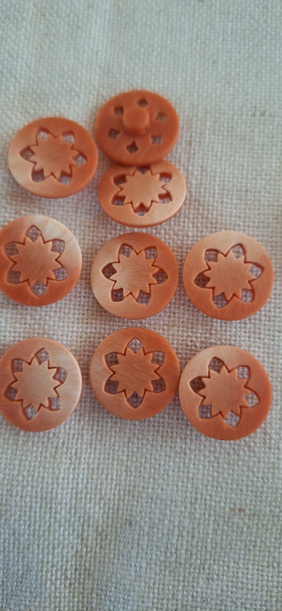 10 boutons 18 mm marron clair, de couture, en résine ciselés – photo 2